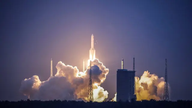 China lanza el cohete que llevará al espacio sus misiones más importantes.