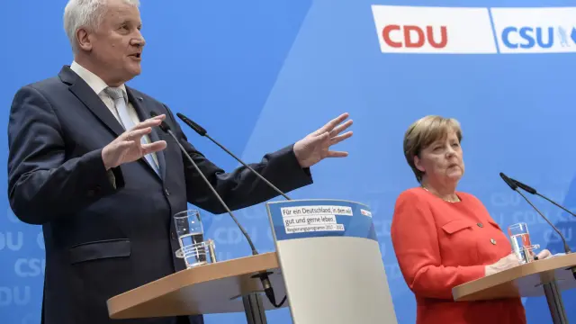 Angela Merkel, junto al primer ministro de Baviera y líder de los socialcristianos (CSU), Horst Seehofer.
