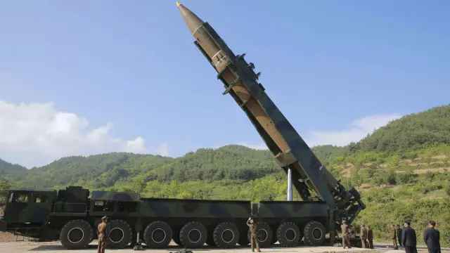 Corea del Norte lanza un misil intercontinental