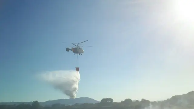 Un helicóptero trabaja en las labores de extinción del incendio.
