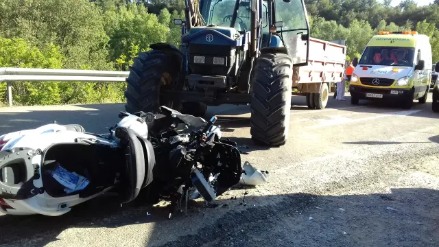 La motocicleta y el camión implicados en el accidente.