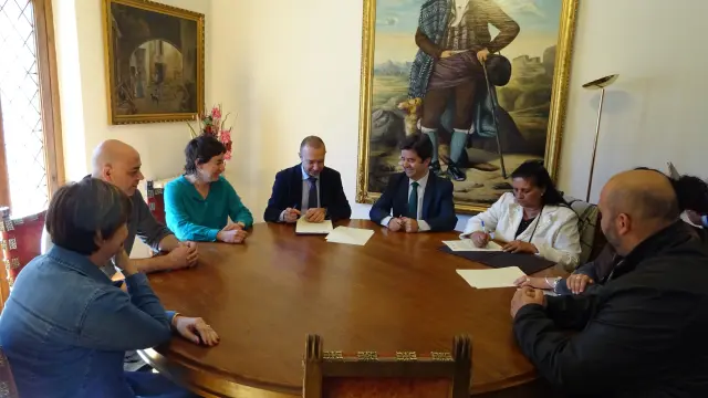 Firma del proyecto en el Ayuntamiento de Huesca con Pilar Clavería, presidenta de FAGA.