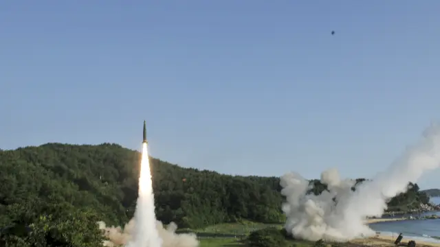 Lanzamiento de un misil dentro del Mar de Japón.