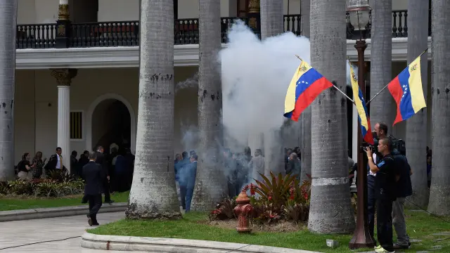Un grupo armado atacó el Parlamento venezolano el miércoles