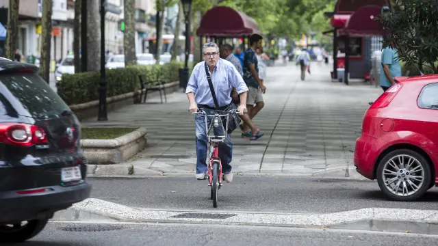 Foto de archivo de un ciudadano circulando en bici por el centro de Zaragoza.