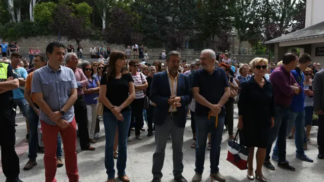 El alcalde (en el centro) durante el minuto de silencio en Sabiñánigo por el fallecimiento de una niña de 8 años tras sufrir una paliza.