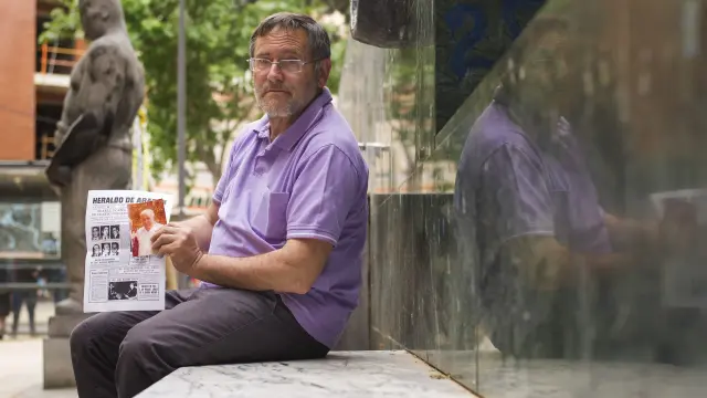 Jesús Argudo, profesor de instituto jubilado, muestra un ejemplar de HERALDO sobre el atentado.