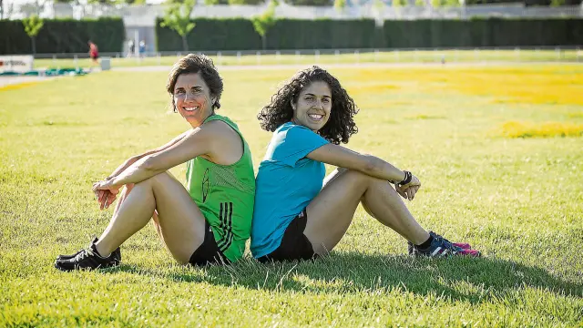 Las colegiadas Marta Frías y Paola Cebollada posan el pasado martes en el Centro_Aragonés del Deporte.