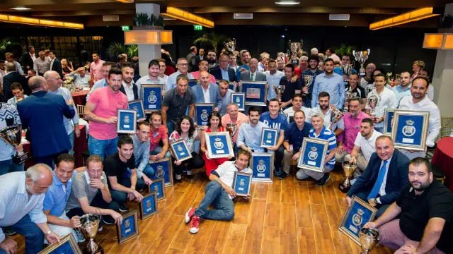 Foto de familia de todos los premiados ayer por la Federación Aragonesa de Fútbol