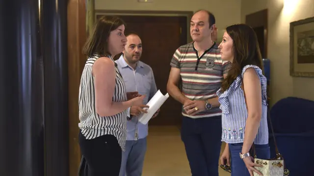 María Rodrigo, Diego Zabau, Tomás Hernández y M.ª Pilar Elboj, en el Ayuntamiento.
