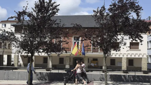 Banderas a media asta en el Ayuntamiento de Sabiñánigo, ayer por la mañana.