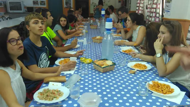Usuarios de Down Huesca con los voluntarios durante la cena