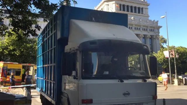 El camión que ha arrollado a un ciclista en Madrid.