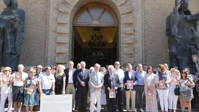 Acto de recuerdo a las puertas de Ayuntamiento de Zaragoza.