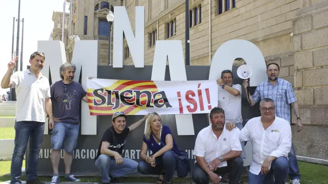 Representantes de la Plataforma Sijena Sí en un acto reivindicativo en Barcelona el 17 de junio.