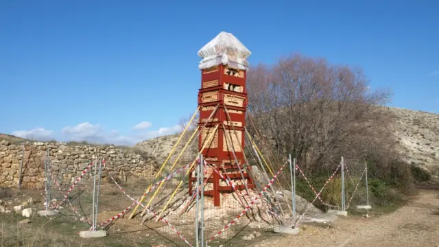 El peirón de San Miguel, en Huesa del Común, en fase de restauración
