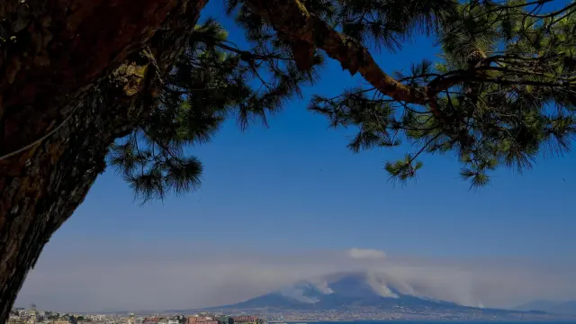 El humo hace pensar que el volcán ha entrado en erupción.