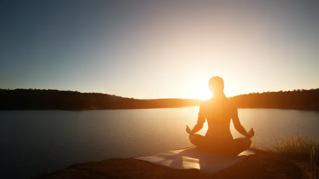 Practicar yoga con regularidad es beneficioso a nivel físico y mental