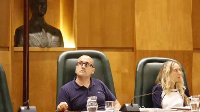 El concejal de Servicios Públicos, Alberto Cubero, y la coordinadora de su Área, Mamen Sancho, este jueves en el Ayuntamiento de Zaragoza.