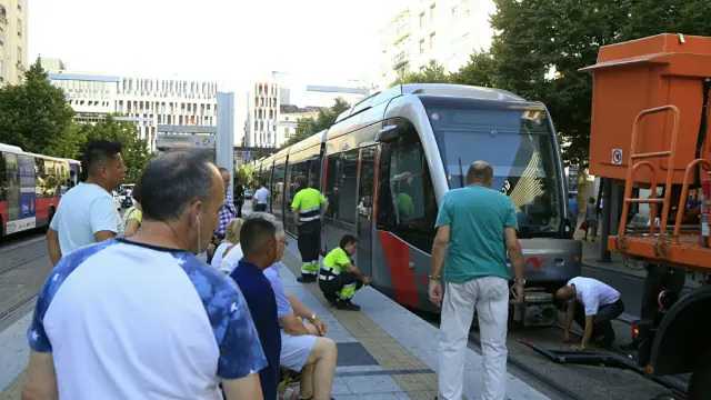El tranvía averiado en el paseo de la Independencia de Zaragoza