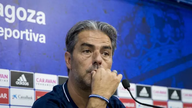Natxo González escucha con atención una pregunta de los periodistas en su comparecencia de este viernes en la Ciudad Deportiva.