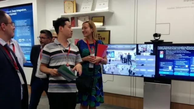 Visita de Marta Gastón al centro tecnológico de Huawei (China).