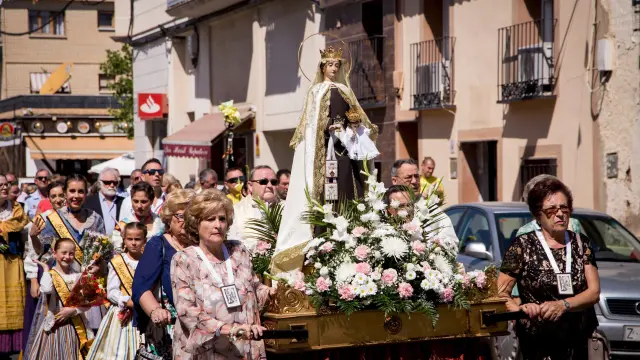Los vecinos de Garrapinillos desfilan junto a la Virgen del Carmen ayer por las calles del barrio.