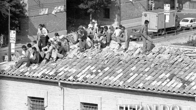 Los presos, en el tejado al que subieron durante su motín.