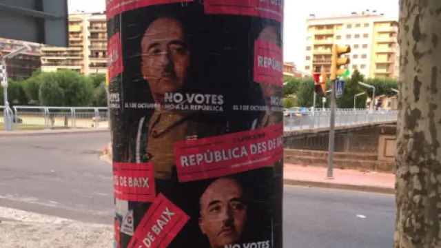 Barcelona, L'Hospitalet de Llobregat y otras ciudades catalanas han amanecido este martes con estos carteles.