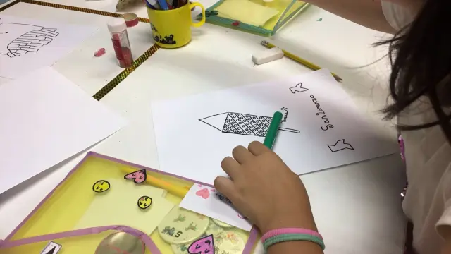 Las niñas trabajan con entusiasmo para realizar sus creaciones.