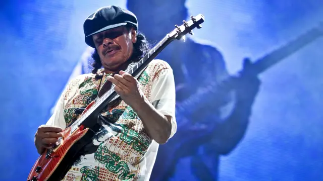 Carlos Santana, en plena actuación.