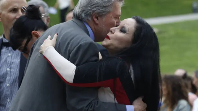 El ministro de Cultura, Íñigo Méndez de Vigo, abraza a Alaska en el homenaje a David Delfín