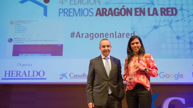 Isabel Rabal recogió el premio de manos de Raúl Marqueta, director territorial de Caixbank en Aragón y La Rioja