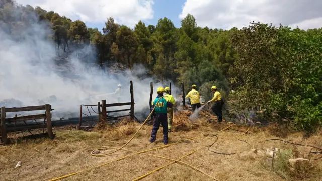 Efectivos trabajando en la extinción del incendio de Arens de Lledó.