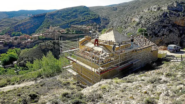 Desde la ermita, ya en obras, se contempla una hermosa imagen de Albarracín.