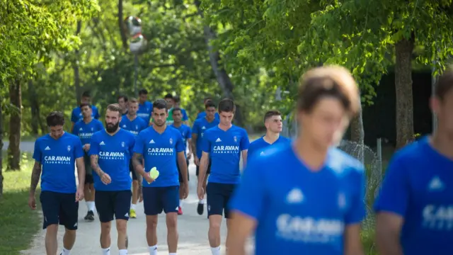 Los jugadores del Real Zaragoza, camino del campo de fútbol de Boltaña junto al río Ara.
