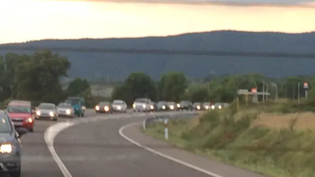 Tráfico lento en el acceso al valle de Tena.