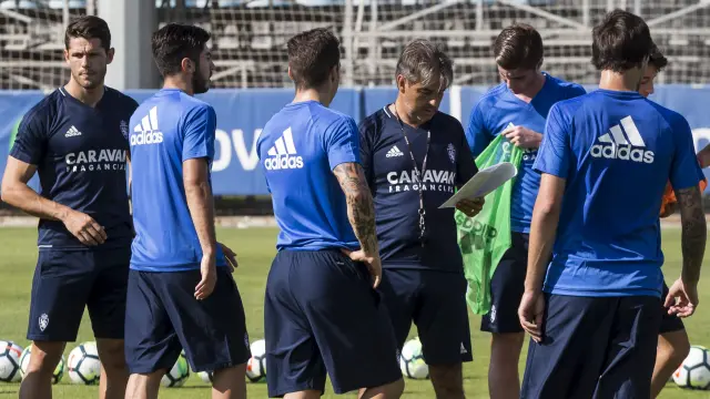 Natxo González, junto a varios futbolistas y al preparador físico Javier Chocarro, durante una sesión de entrenamiento.