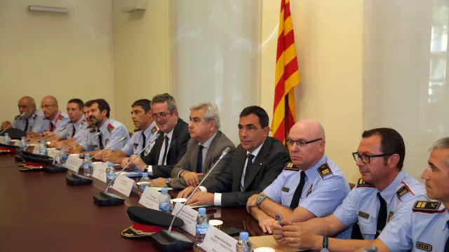 El conseller de Interior, Joaquim Forn (6d), el secretario general de la conselleria de Interior, César Puig (5d) y el director de los Mossos d'Esquadra, Pere Soler (4d), junto a mandos de los Mossos d¿Esquadra, durante la primera reunión mantenida esta tarde en Barcelona con la cúpula de la policía catalana.