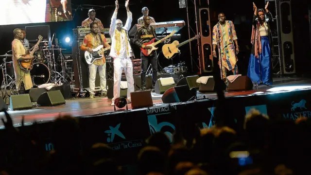 Youssou N'Dour regresó anoche a Lanuza después de 14 años y consiguió encandilar a un público entregado al ritmo africano