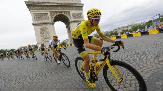 Froome, en la meta de los Campos Elíseos luciendo por tercera vez consecutiva el maillot amarillo de campeón.