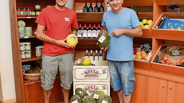 Javier Ferrer, a la derecha, propietario del establecimiento zaragozano Frutas Hermanos Ferrer, con Sergio Soteras, empleado.