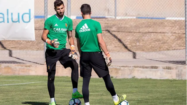 Ratón charla con Alcolea (de espaldas) durante el entrenamiento de este lunes en la Ciudad Deportiva.