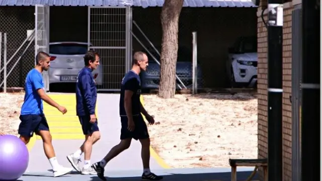 Verdasca, tras el fisio Míchel Román y el médico, Honorio Martínez, se marcha del entrenamiento camino del gimnasio de la Ciudad Deportiva en la mañana de este lunes.