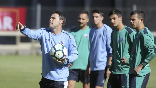 Joan Francesc Ferrer 'Rubi' realiza indicaciones a sus jugadores durante el entrenamiento matinal de ayer en Benasque .