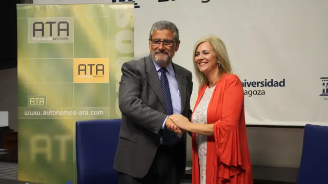 José Antonio Mayoral, rector de la Universidad de Zaragoza, y Mayte Mazuelas, presidenta de ATA Aragón