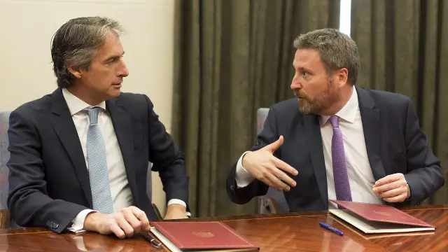 El ministro de Fomento, Íñigo de la Serna, y el consejero de Vertebración del Territorio del Gobierno de Aragón, José Luis Soro, han firmado este miércoles el convenio.