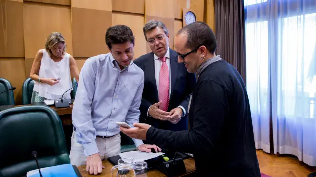 Cubero conversa con Sebastián Contín y José Ignacio Senao (PP) antes de la comisión.