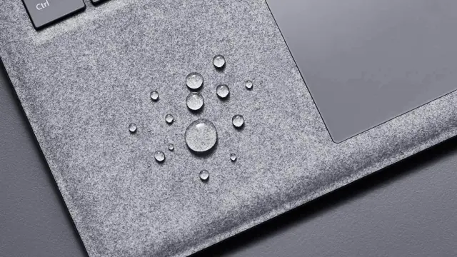 Microsoft asegura que la superficie Alcántara resiste líquidos, manchas y es lavable