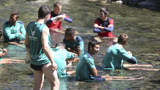 Los jugadores de la SD Huesca en el río Ésera